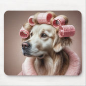 Goldener Retriever in rosafarbenen Haarburtern Mousepad (Vorne)