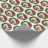 Goldener Retriever in Weihnachtskranz und Lichtern Geschenkpapier (Ecke)