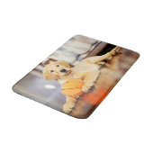 Goldener Retriever mit Basketballspielzeug Badematte (Schrägansicht)