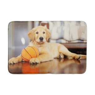 Goldener Retriever mit Basketballspielzeug Badematte