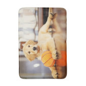 Goldener Retriever mit Basketballspielzeug Badematte (Vorderseite Vertikal)
