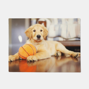 Goldener Retriever mit Basketballspielzeug Fußmatte