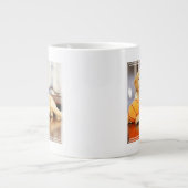 Goldener Retriever mit Basketballspielzeug Jumbo-Tasse (Vorderseite)
