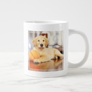 Goldener Retriever mit Basketballspielzeug Jumbo-Tasse