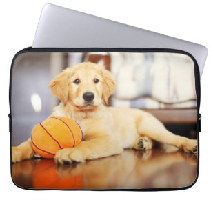 Goldener Retriever mit Basketballspielzeug Laptopschutzhülle