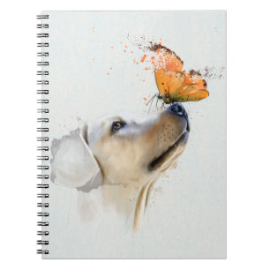 Goldener Retriever mit einem Schmetterling auf der Notizblock