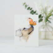 Goldener Retriever mit einem Schmetterling auf der Postkarte (Stehend Vorderseite)