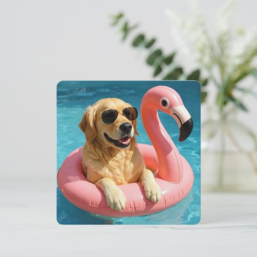 Goldener Retriever mit Flamingo Pool Party Einladung (Stehend Vorderseite)