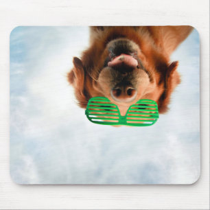 Goldener Retriever mit grüner Sonnenbrille Mousepad