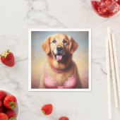 Goldener Retriever mit rosa BH Serviette (Beispiel)