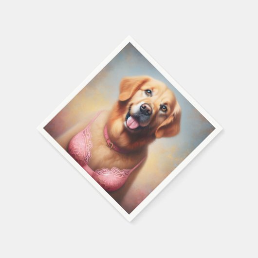 Goldener Retriever mit rosa BH Serviette (Ecke)
