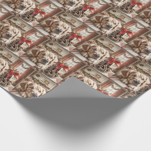 Goldener Retriever mit Weihnachtsknochen im Jar Geschenkpapier (Ecke)