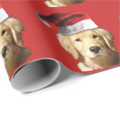 Goldener Retriever mit Weihnachtsmannmütze auf Geschenkpapier (Rolleneckpunkt)