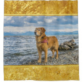 Goldener Retriever stehend auf dem blauen Ozean Duschvorhang (Vorderseite)