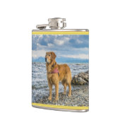Goldener Retriever stehend auf dem blauen Ozean Flachmann (Links)