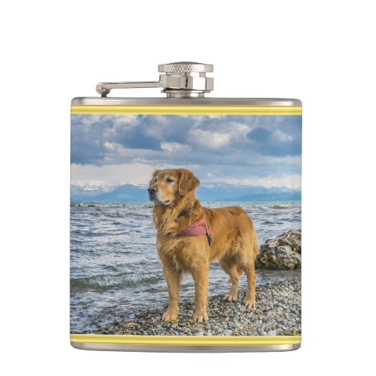 Goldener Retriever stehend auf dem blauen Ozean Flachmann (Vorderseite)