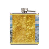 Goldener Retriever stehend auf dem blauen Ozean Flachmann (Rückseite)