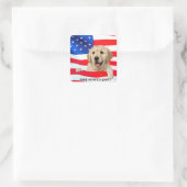 Goldener Retriever unter amerikanischer Flagge Quadratischer Aufkleber (Tasche)
