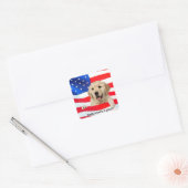 Goldener Retriever unter amerikanischer Flagge Quadratischer Aufkleber (Umschlag)