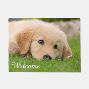 Goldener Retriever-Welpe, der personalisiertes Fußmatte