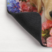 Goldener Retriever-Welpe und Blumen Mousepad (Ecke)