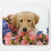 Goldener Retriever-Welpe und Blumen Mousepad (Vorne)