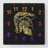 Goldener Ritterhelm mit Regenbogennummern Quadratische Wanduhr (Vorderseite)