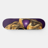 Goldener Schädel mit glühenden lila Augen Skateboard (Horizontal)