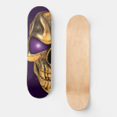 Goldener Schädel mit glühenden lila Augen Skateboard (Vorderseite)