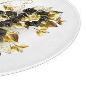 Goldener Schmetterling mit schwarzem Orchid Schneidebrett (Ecke)