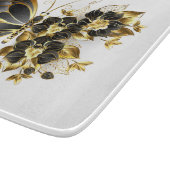 Goldener Schmetterling mit schwarzem Orchid Schneidebrett (Ecke)