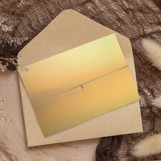 Goldener See mit Schiff