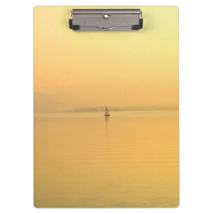 Goldener See mit Schiff Klemmbrett