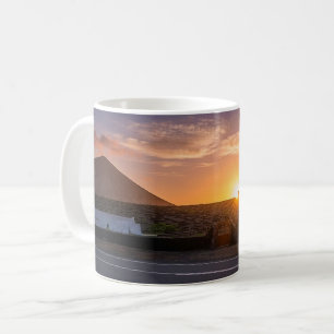 Goldener Sonnenaufgang über dem vulkanischen Weinb Kaffeetasse