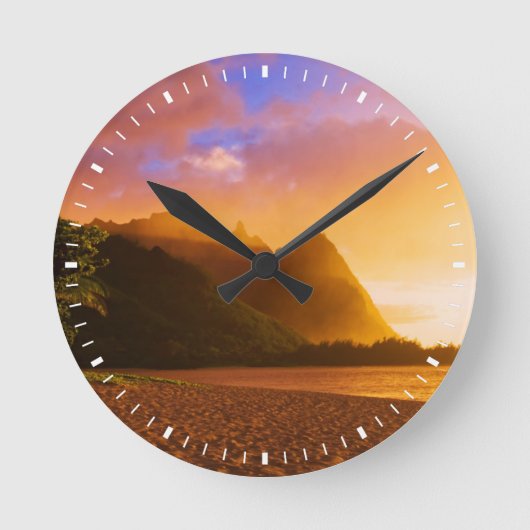 Goldener Sonnenuntergang am Strand, Hawaii Runde Wanduhr (Vorderseite)