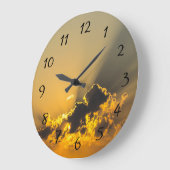Goldener Sonnenuntergang, der eine Wolke belichtet Große Wanduhr (Winkel)