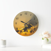 Goldener Sonnenuntergang, der eine Wolke belichtet Große Wanduhr (Zuhause)