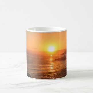Goldener Sonnenuntergang für spezielle Momente im Kaffeetasse