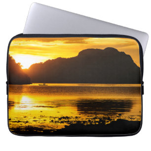 Goldener Sonnenuntergang über der Bucht Laptopschutzhülle