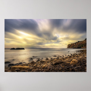 Goldener Sonnenuntergang über der felsigen Küste – Poster