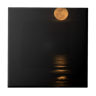 goldener Vollmond über Ozean Fliese