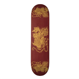 Goldener Zen Koi auf rotem Skateboard