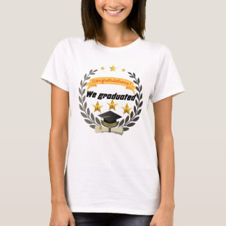 Goldenes Abschluss Abzeichen im eleganten Stil T-Shirt