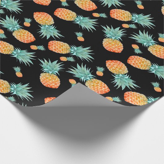 Goldenes Ananas-Muster auf schwarz | Tropisches Ob Geschenkpapier (Ecke)