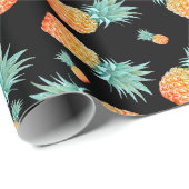 Goldenes Ananas-Muster auf schwarz | Tropisches Ob Geschenkpapier (Rolleneckpunkt)
