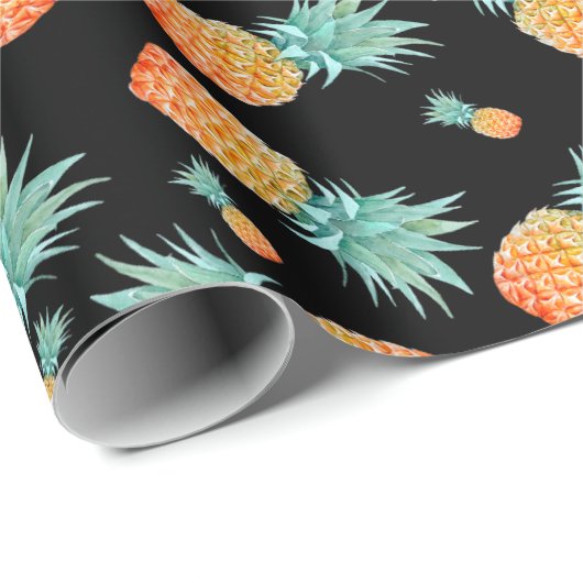 Goldenes Ananas-Muster auf schwarz | Tropisches Ob Geschenkpapier (Rolleneckpunkt)