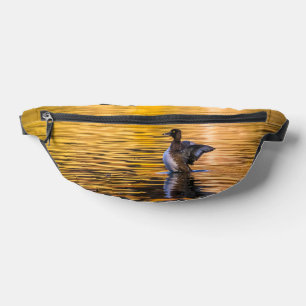 Goldenes Auge auf einem goldenen See Bauchtasche
