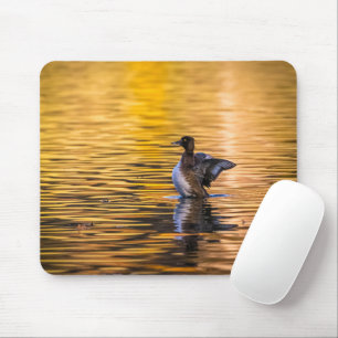 Goldenes Auge auf einem goldenen See Mousepad