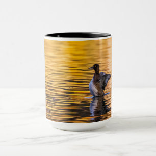 Goldenes Auge auf einem goldenen See Tasse