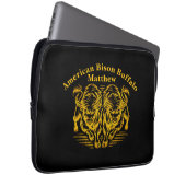 Goldenes Bison läuft bei Sonnenuntergang über die  Laptopschutzhülle (Vorne Rechts)